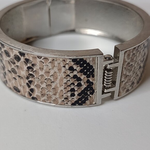 7.5 Inch Hinged Snakeskin Print Bracelet - Picture 6 of 8